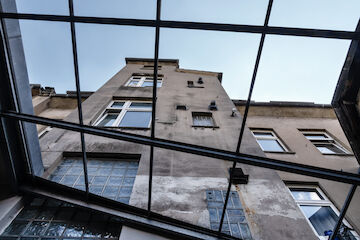 Blick vom Innenhof auf die Fassade des UmBauLabors in Gelsenkirchen-Ückendorf. Im Hof befinden sich ein- bis zweigeschossige Anbauten.<br/><br/>Foto: Tania Reinicke<br/><br/>jpg, 3000 × 2000 Pixel