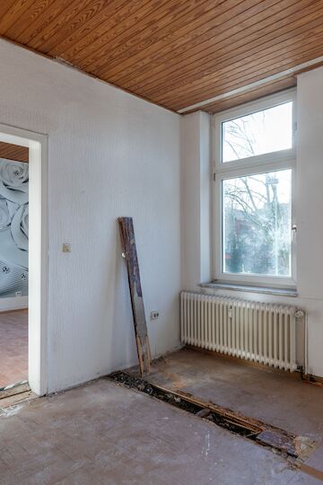Studierende der Hochschule Bochum haben im Wintersemester 2023/2024 die Materialien und die Konstruktion des Gebäudes untersucht, dabei haben sie u. a. Wände und Bodenbeläge geöffnet.<br/><br/>Foto: Tania Reinicke<br/><br/>jpg, 2000 × 3000 Pixel
