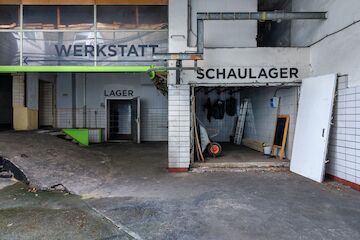 Ansicht des Innenhofs: Im UmBauLabor von Baukultur NRW in Gelsenkirchen-Ückendorf wurden bereits ein Materiallager, eine Werkstatt und ein Labor als Analyseort errichtet, die u. a. Hochschulen und Initiativen zu Forschungszwecken nutzen.<br/><br/>Foto: Tania Reinicke<br/><br/>jpg, 3000 × 2004 Pixel