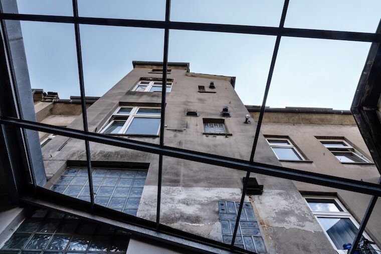 Blick aus dem Innenhof: Das Gebäude liegt im Sanierungsgebiet „Bochumer Straße“. Foto: © Tania Reinicke