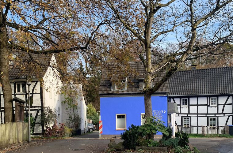Saniertes Schiefer-Fachwerkhaus in einer Hofschaft in Solingen. Foto: Karen Jung/ Paul Andreas