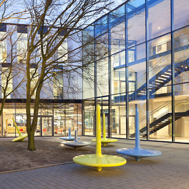 Kreisel von Tamara Grcic (2014), Hochschule Ruhr-West, Campus Bottrop.