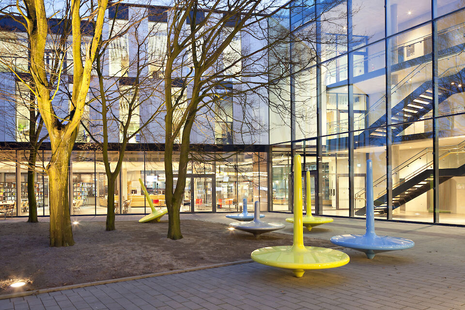 Kreisel von Tamara Grcic (2014), Hochschule Ruhr-West, Campus Bottrop.