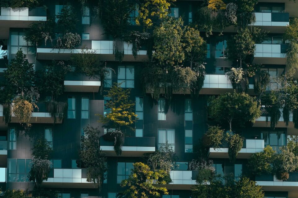 Mit Pflanzen an der Fassade: Steht der Bosco Verticale in Mailand für die Bauwende angesichts der Klimaveränderungen oder für ein „weiter so“ der Baubranche?