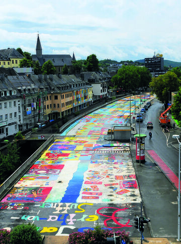 Die Aktion „Platte:Kunst“ vor dem Abriss der Siegplatte im Jahr 2012. Foto: Universitätsstadt Siegen