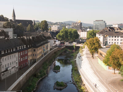 Der freigelegte Fluss in der Siegener Innenstadt mit den Stufen am Ufer. Foto: Atelier Loidl