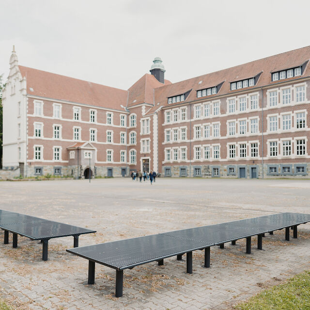 Erster Meilenstein: auf dem Schulhof des Leibniz-Gymnasiums in Gelsenkirchen wurden bereits Bänke aufgestellt.