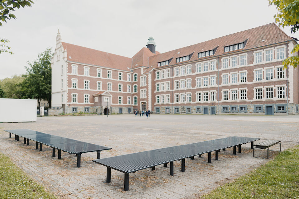 Erster Meilenstein: auf dem Schulhof des Leibniz-Gymnasiums in Gelsenkirchen wurden bereits Bänke aufgestellt.