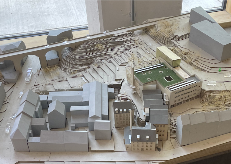 Das Modell des Geländes. Foto: Lillith Kreiß; Modellbau: „raumwerk.architekten_köln“