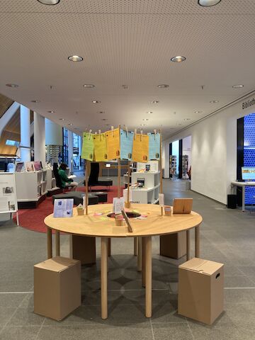 Bis Ende August steht der runde Tisch als interaktives Beteiligungsformat in der Stadtbibliothek Münster. Foto: Felica Wewer