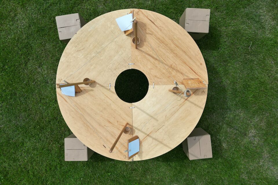 „Die neue Art des runden Tisches“ ist eine öffentliche, kostenlose Kommunikationsfläche, die an verschiedenen Orten der Stadt Münster, im Innen- und Außenraum, je nach Belieben in diesem Sommer genutzt werden kann.