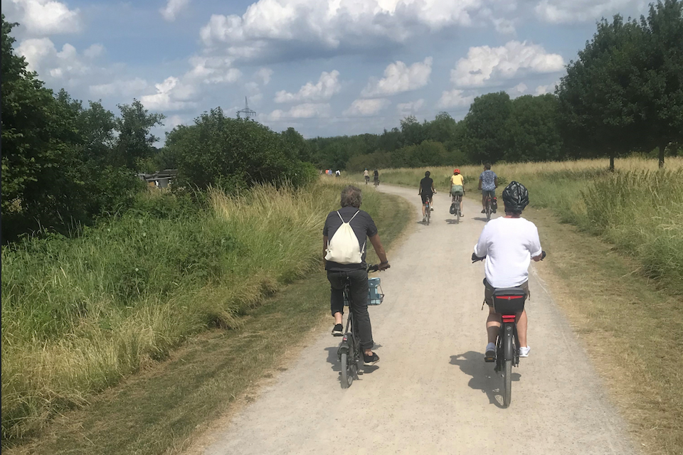 Unerwartete Natur, wilde Landschaften, Blicke in Hinterhöfe und in den blauen Himmel - Baukultur NRW lädt zur Radtour ein.