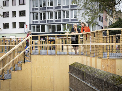 Die Freitreppe mit Plateauflächen eröffnet neue Perspektiven auf den Platz. Foto: Heike Fischer / TH Köln