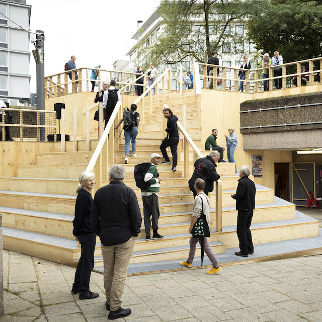 Rund fünf Meter ist die neue hölzerne Freitreppe hoch, die ab sofort den Eigelstein und den Ebertplatz verbindet.