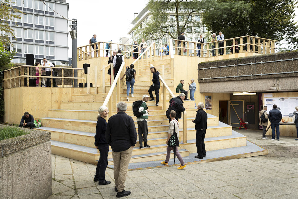 Rund fünf Meter ist die neue hölzerne Freitreppe hoch, die ab sofort den Eigelstein und den Ebertplatz verbindet.