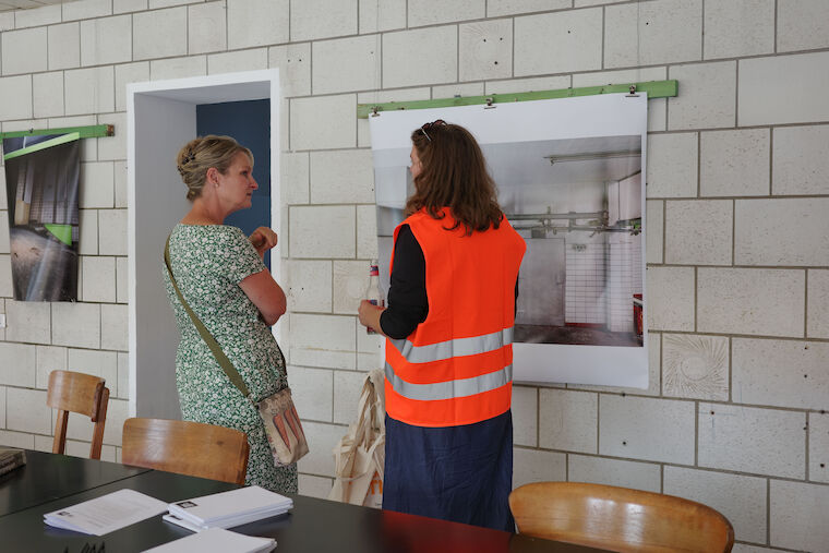 Eine Besucherin im Gespräch mit Lillith Kreiß von Baukultur NRW, Projektleiterin des UmBauLabors. Foto: Sebastian Becker