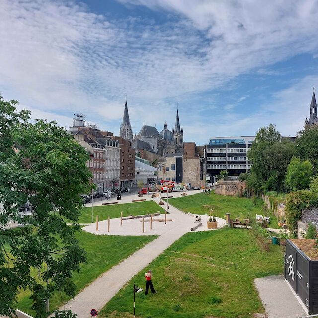 Grün statt grau: Mitten in Aachen entsteht ein neues Innenstadtquartier auf der Fläche des ehemaligen Parkhauses.