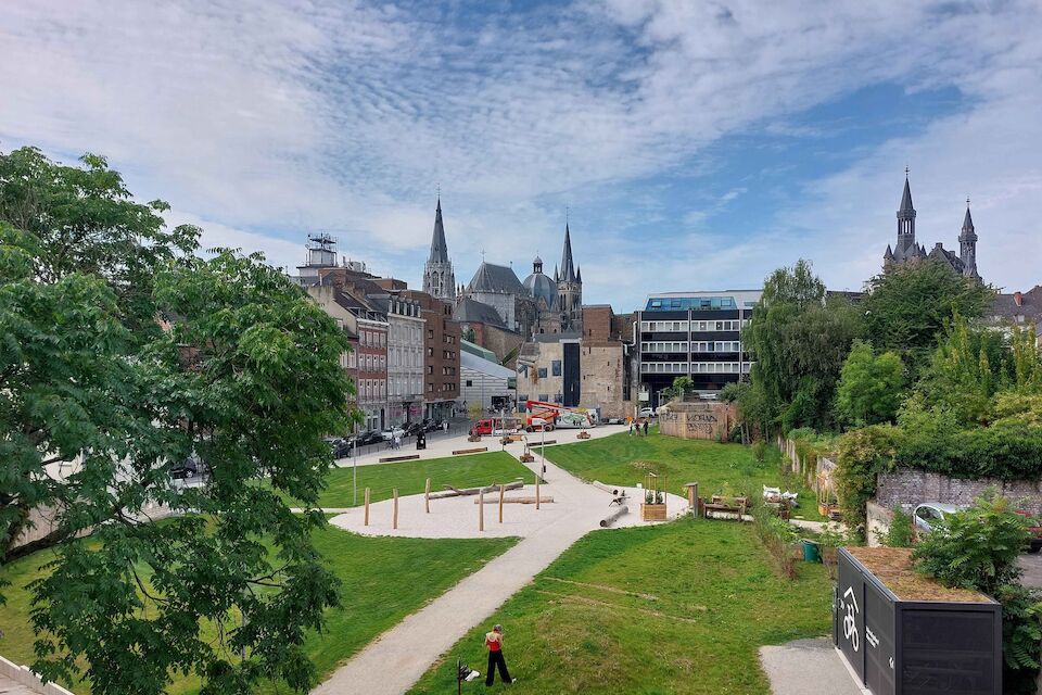 Grün statt grau: Mitten in Aachen entsteht ein neues Innenstadtquartier auf der Fläche des ehemaligen Parkhauses.