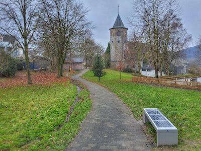 Die „Smart Bench“ gewinnt Energie und ermöglicht das Laden von Mobilgeräten. Foto: Klaus Fröhlich, Stadt Arnsberg