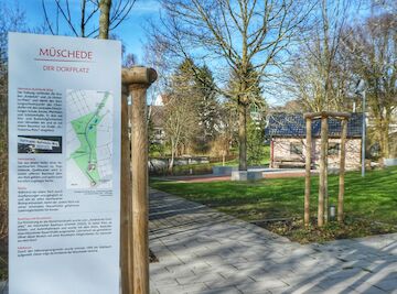 Schilder liefern Informationen zum Dorf, dem Platz und den umgesetzten Maßnahmen. Foto: Klaus Fröhlich, Stadt Arnsberg