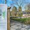 Schilder liefern Informationen zum Dorf, dem Platz und den umgesetzten Maßnahmen. Foto: Klaus Fröhlich, Stadt Arnsberg