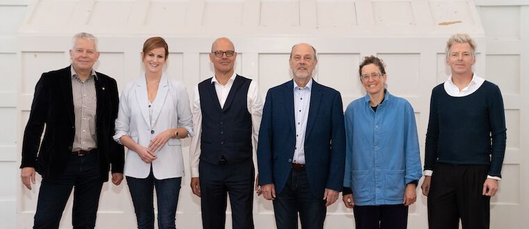 Vertreten Baukultur Nordrhein-Westfalen (von links nach rechts): Martin Linne (Vorsitzender), Dr. Svenja Haferkamp (Vorstand), Hartwig Schultheiß (stellvertretender Vorsitzender), Hartmut Hoferichter (Vorstand), Isabel Maria Finkenberger (Beisitzerin im Vorstand), Christoph van Gemmeren (Beirat). Nicht im Bild: Simone Raskob (Vorstand), Christoph Heidenreich (Beisitzer im Vorstand).