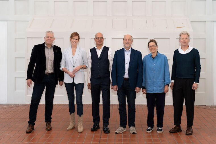 Vertreten Baukultur Nordrhein-Westfalen (von links nach rechts): Martin Linne (Vorsitzender), Dr. Svenja Haferkamp (Vorstand), Hartwig Schultheiß (stellvertretender Vorsitzender), Hartmut Hoferichter (Vorstand), Isabel Maria Finkenberger (Beisitzerin im Vorstand), Christoph van Gemmeren (Beirat). Nicht im Bild: Simone Raskob (Vorstand), Christoph Heidenreich (Beisitzer im Vorstand).