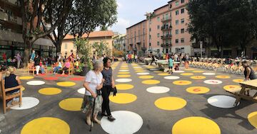 Tactical Urbanism“ nennt sich die Strategie, mit der die Umwidmung von Straßen und Plätzen zunächst getestet wird, bevor vollendete Tatsachen geschaffen werden. Eine besonders wichtige Rolle spielt hierbei die Verwendung von Farbe. Denn Farbe dient in diesem Fall als einfache Methode, um die neue Bespielung von Stadträumen plakativ sichtbar zu machen. Die Stadt Mailand wendet den „Tactical Urbanism“ mit großem Erfolg an, so wie hier auf der Piazza Dergano.<br/><br/>Foto: (c) Demetrio Scopelliti<br/><br/>jpg, 2928 × 1536 Pixel