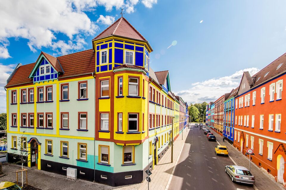Farbige Fassaden an der Otto-Richter-Straße in Magdeburg.