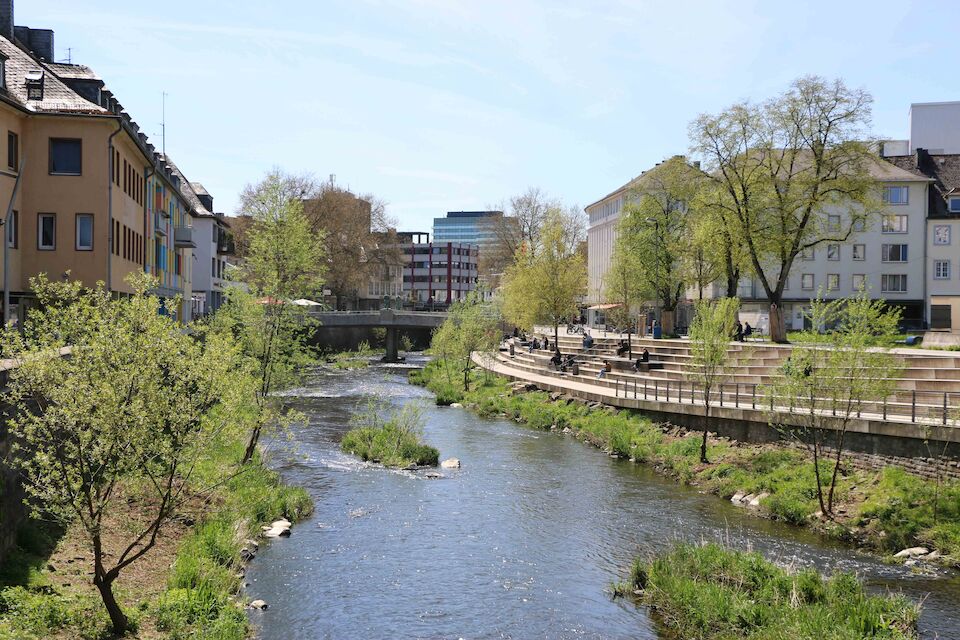 Beispiel für eine grün-blaue Stadtlandschaft: das umgestaltete Flussufer der Sieg.