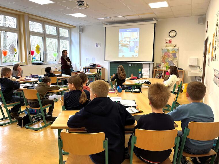 Die Eindrücke vom Schulhof besprechen die Schülerinnen und Schüler im Klassenzimmer. Links vorne: Anke Leitzgen, die das Projekt zur „Baukulturellen Bildung “für Baukultur NRW umsetzt. Foto: Annabell Bialas