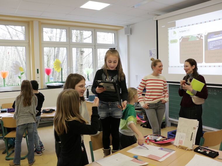 Gruppenarbeit gehört beim Projekt „B wie Baukultur“ dazu. Im Hintergrund unterhalten sich Lehrerin Julia Klostermann (links) und Anke Leitzgen. Foto: Annabell Bialas