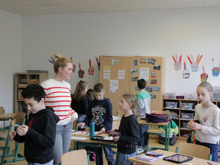 Lehrerin Julia Klostermann und ihre Klasse während der Gruppenarbeit von „B wie Baukultur“. Foto: Timo Klippstein