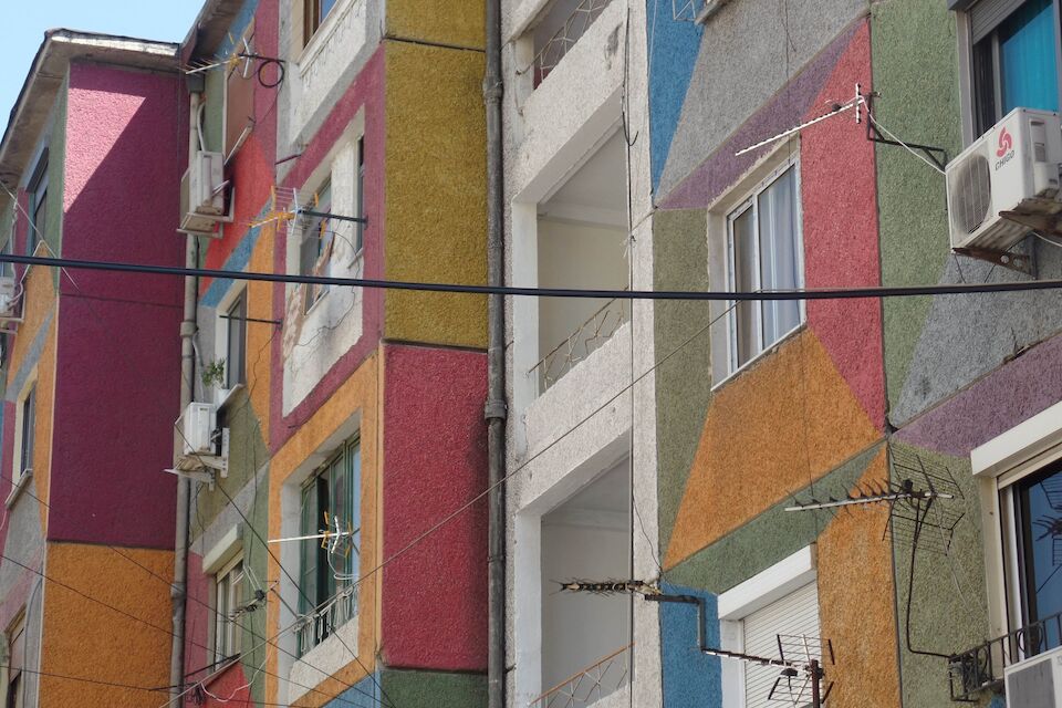 Eine farbig gestaltete Fassade in Tirana, Albanien.