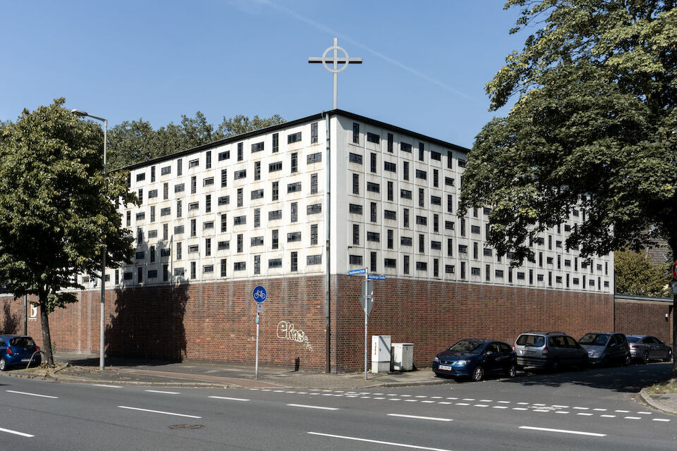 Oberhausen/Nordrhein-Westfalen, Heilige Familie: 1958 nach den Entwürfen der Architekten Rudolf Schwarz und Josef Bernard fertiggestellt, dient der Bau seit 2008 als „Tafelkirche“, als Ausgabe- und Lagerstelle der lokalen Tafelorganisation.