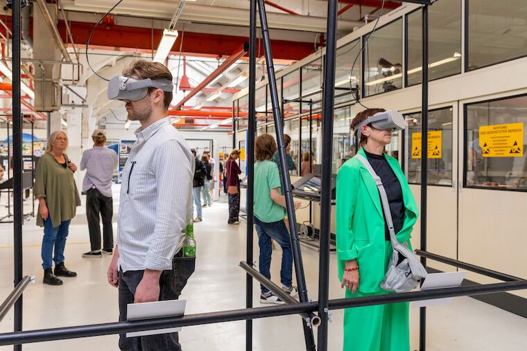 Mit Virtual-Reality-Brille Sehgewohnheiten durchbrechen: Das Museum der Baukultur NRW zeigt von 26. Mai bis 28. Juni 2024 die Ausstellung „380–780 nm. Farbe in Architektur und Stadt“ in Düsseldorf. Foto: Claudia Dreyße