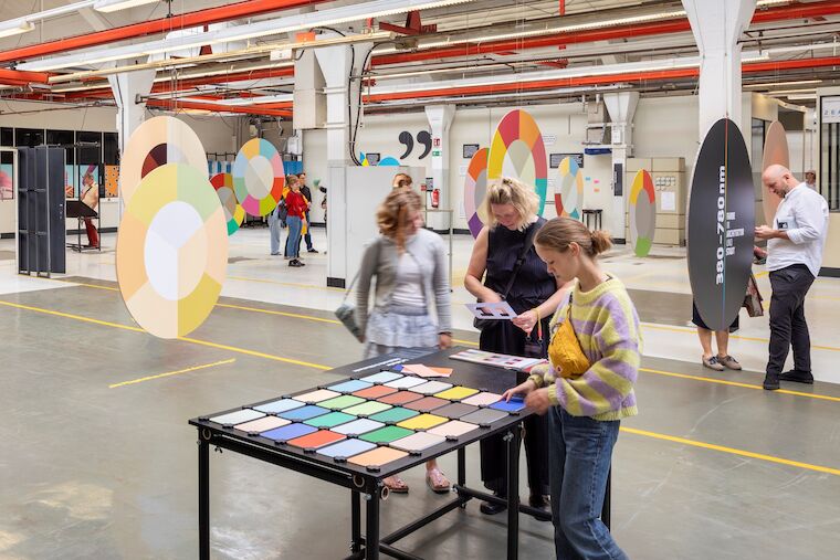 Im „Farblabor“ der Ausstellung „380–780 nm. Farbe in Architektur und Stadt“ von Baukultur NRW in Düsseldorf geht es um Farbrezepturen. Foto: Claudia Dreyße