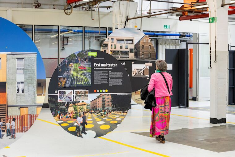Im Farbenrausch: Die Laborausstellung „380–780 nm. Farbe in Architektur und Stadt“ von Baukultur NRW in Düsseldorf. Foto: Claudia Dreyße
