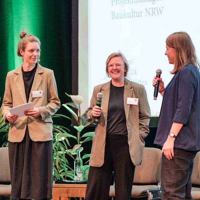 Begrüßten die Teilnehmenden auf dem Kongress „Grün! Blau! Grau!“: Moderatorin Louisa Schmidt (von links), Fenna Tinnefeld und Annika Stremmer von Baukultur NRW.