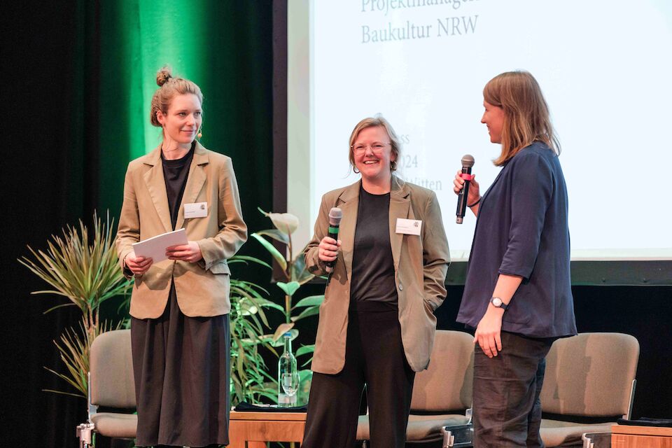 Begrüßten die Teilnehmenden auf dem Kongress „Grün! Blau! Grau!“: Moderatorin Louisa Schmidt (von links), Fenna Tinnefeld und Annika Stremmer von Baukultur NRW.