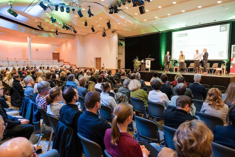 Wie steht es um die grün-blaue Infrastruktur in Nordrhein-Westfalen? Dies und mehr diskutierten Fachleute und Interessierte auf dem Kongress „Grün! Blau! Grau! Was braucht die Stadtlandschaft?“ am 5. Juni in Witten. Foto: Sebastian Becker