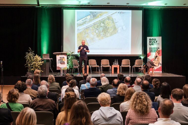 Ben Pohl vom Schweizer Büro Denkstatt sàrl lenkte bei dem Kongress den Blick auf die lernende Planung als neuen Masterplan. Foto: Sebastian Becker