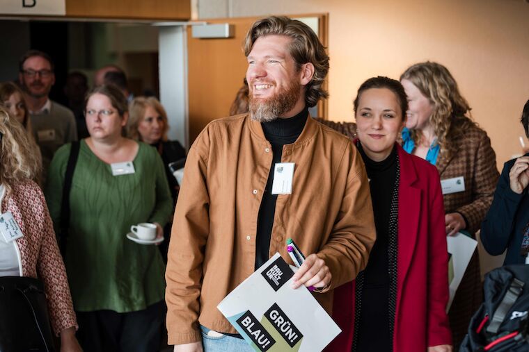 Joscha Denzel, Placemaking und künstlerische Entwicklung, Kulturforum Witten/Vorsitzender Wiesenviertel e. V., führte die Teilnehmenden des Kongresses durch das Wiesenviertel. Foto: Sebastian Becker