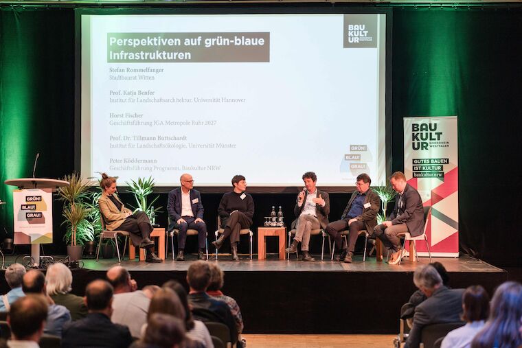 Auf dem Podium (von links) Moderatorin Louisa Schmidt, Stefan Rommelfanger, Stadtbaurat Witten, Prof. Katja Benfer, Institut für Landschaftsarchitektur, Universität Hannover, Prof. Dr. Tillmann Buttschardt, Institut für Landschaftsökologie, Universität Münster, Horst Fischer, Geschäftsführung IGA Metropole Ruhr 2027, und Peter Köddermann, Geschäftsführung Programm Baukultur NRW. Foto: Sebastian Becker