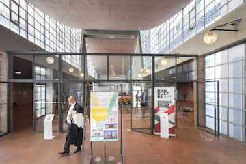 Der katholische Pfarrer Ingo Mattauch verlässt die Kirche und Ausstellung. Ausstellungseröffnung „Kirchen als Vierte Orte – Perspektiven des Wandels“, 1.9.2024, Heilig-Geist-Kirche, Essen.Ausstellungseröffnung „Kirchen als Vierte Orte – Perspektiven des Wandels“, 1.9.2024, Heilig-Geist-Kirche, Essen. | Foto: Claudia Dreyße