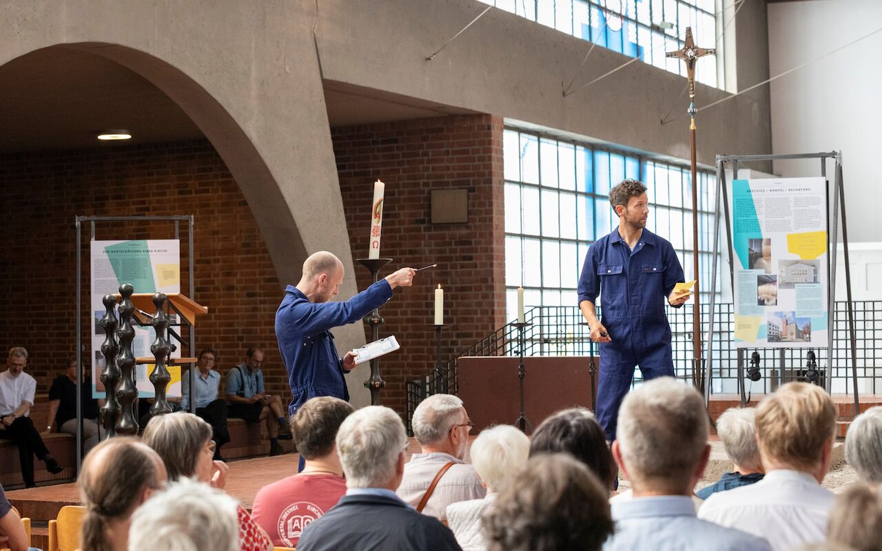 Das „Brachland Ensemble“ inszeniert den Übergang von der kirchlichen Nutzung zur Ausstellung. Ausstellungseröffnung „Kirchen als Vierte Orte – Perspektiven des Wandels“, 1.9.2024, Heilig-Geist-Kirche, Essen.