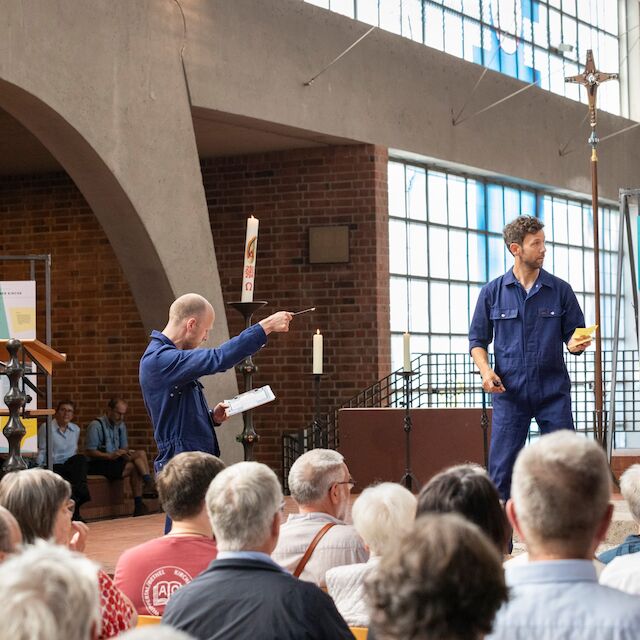 Das „Brachland Ensemble“ inszeniert den Übergang von der kirchlichen Nutzung zur Ausstellung. Ausstellungseröffnung „Kirchen als Vierte Orte – Perspektiven des Wandels“, 1.9.2024, Heilig-Geist-Kirche, Essen.