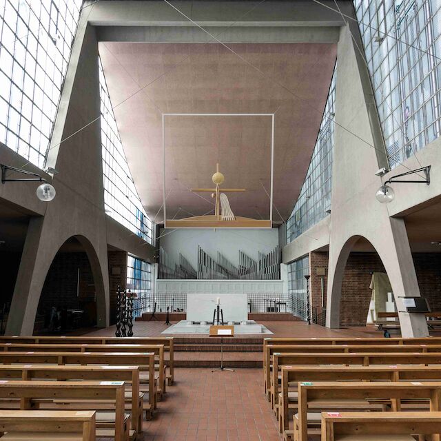 Heilig-Geist-Kirche, Essen. 1956–1957 erbaut, Architekten: Dominikus und Gottfried Böhm. Das Bauwerk befindet sich derzeit im Transformationsprozess. Ein Investor plant, hier einen Kunstort entstehen zu lassen und lokale Kultureinrichtungen und Hochschulen einzubeziehen. Heilig Geist ist Ausstellungsort von „Kirchen als Vierte Orte – Perspektiven des Wandels“, 1.9.–6.10.2024.