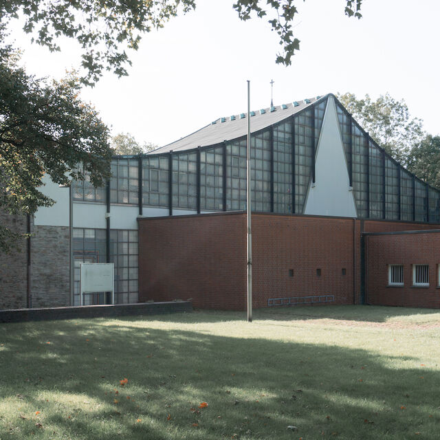 Heilig-Geist-Kirche, Essen. 1956–1957 erbaut, Architekten: Dominikus und Gottfried Böhm. Das Bauwerk befindet sich derzeit im Transformationsprozess. Ein Investor plant, hier einen Kunstort entstehen zu lassen und lokale Kultureinrichtungen und Hochschulen einzubeziehen. Heilig Geist ist Ausstellungsort von „Kirchen als Vierte Orte – Perspektiven des Wandels“, 1.9.–6.10.2024.