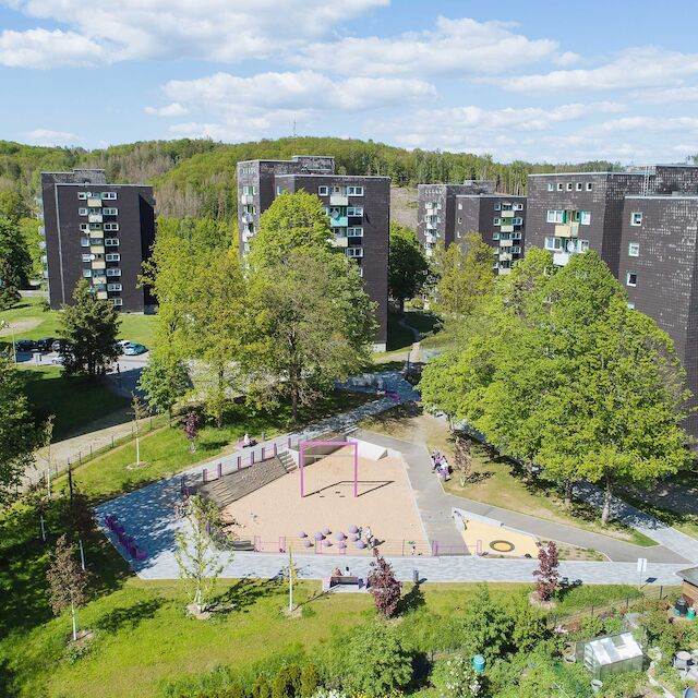 Neu gestalteter Freiraum vor Wohngebäuden aus den 1960er/1970er Jahren: Das Freiraumkonzept von Greenbox Landschaftsarchitekten fügt sich behutsam in den baulichen Bestand ein.